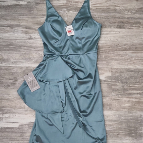 Beautiful Cocktail Dress - Picture 1 of 3